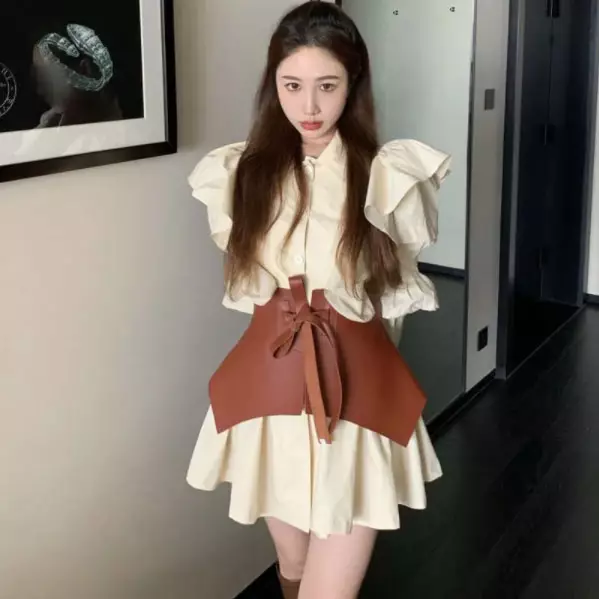 Avox - Váy ngắn xếp nếp tay phồng / Thắt lưng corset